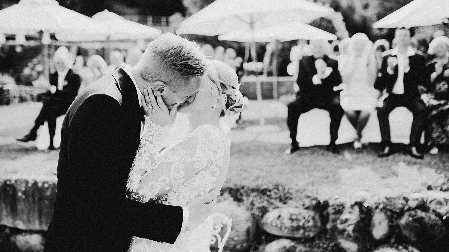 first kiss must have wedding photography